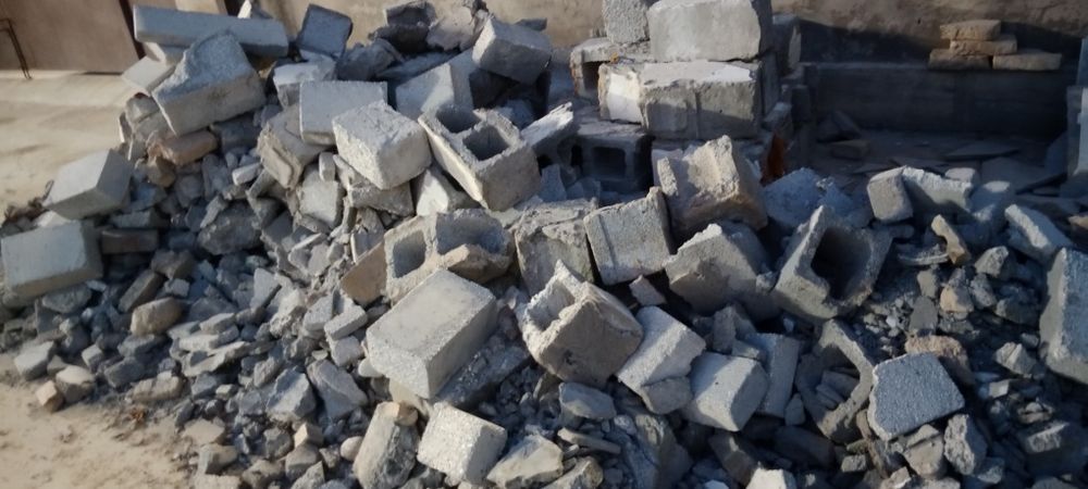 Битые шлакоблоки