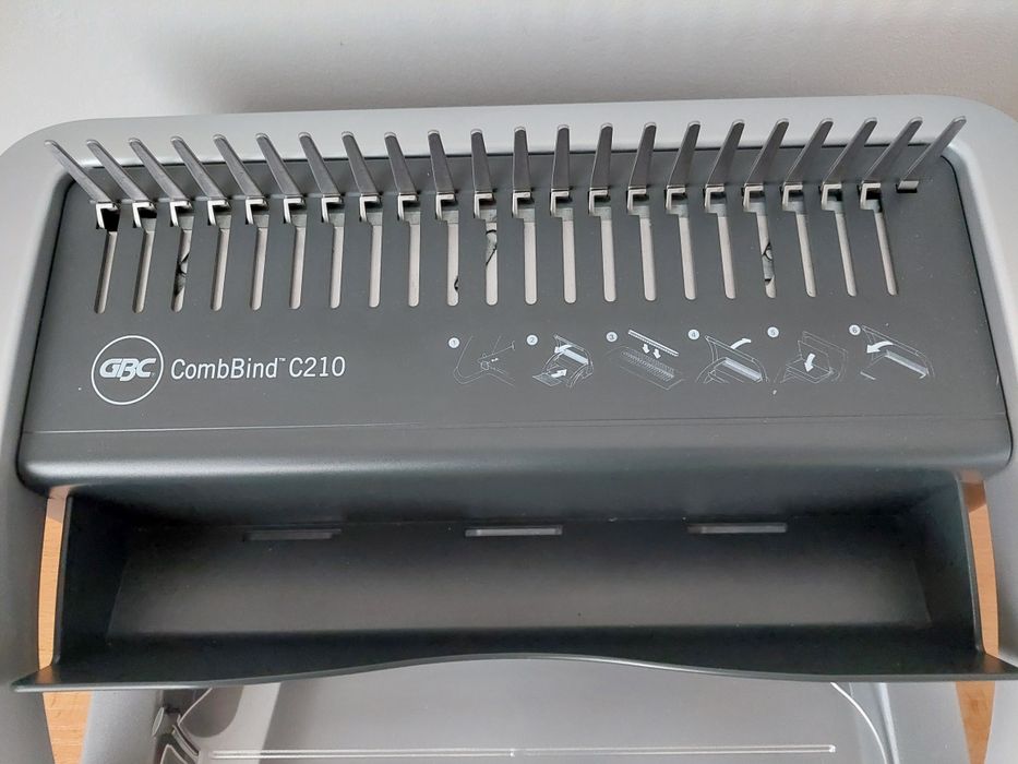 Подвързваща машина GBC CombBind C210 с пластмасови спирали