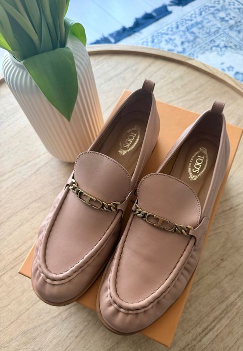 TOD’S Leather Loafers with Oval Chain Detail – Size 39
