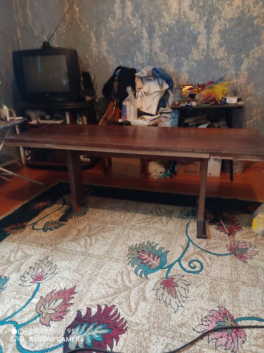 Стол деревянный.