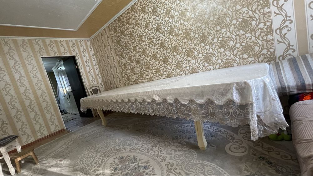 Стол и 12 стульев