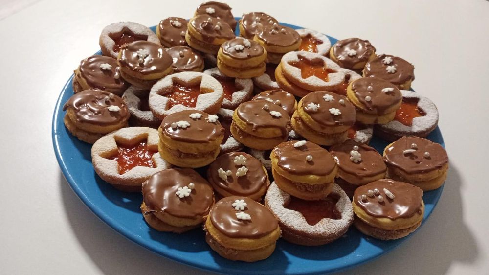 Prăjituri de casă, cozonac, lichiu – la comandă