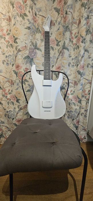 Chitară digitală pentru studiu silențios– perfectă pentru apartament”