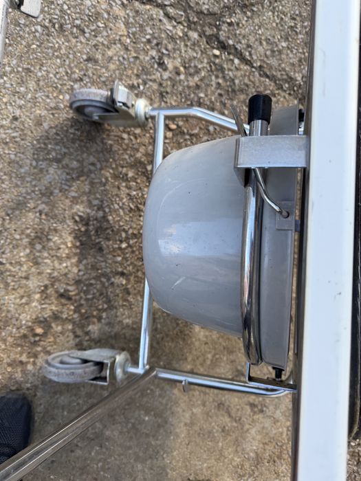 Тоалетен инвалиден стол