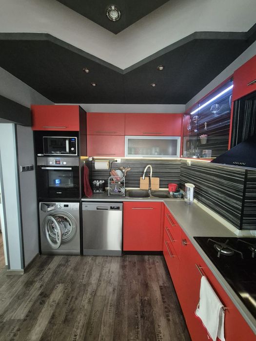 Продава 2 етажа от къща