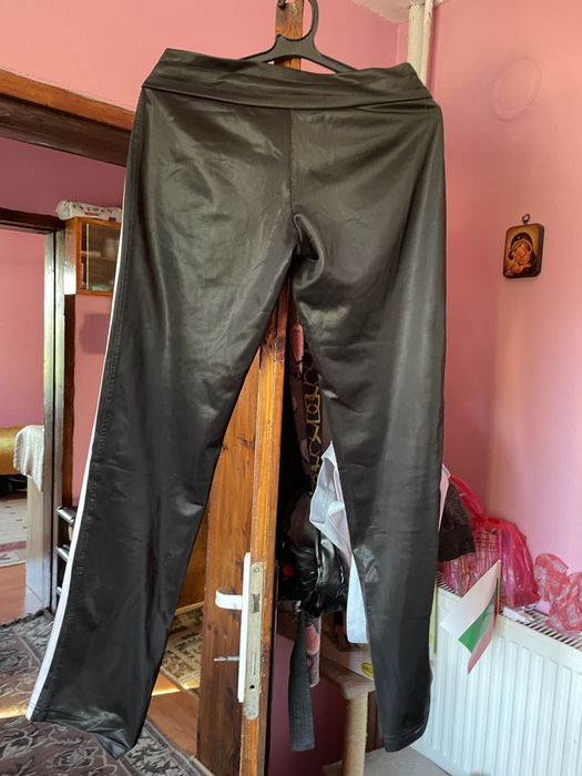 Продавам долнище на ADIDAS