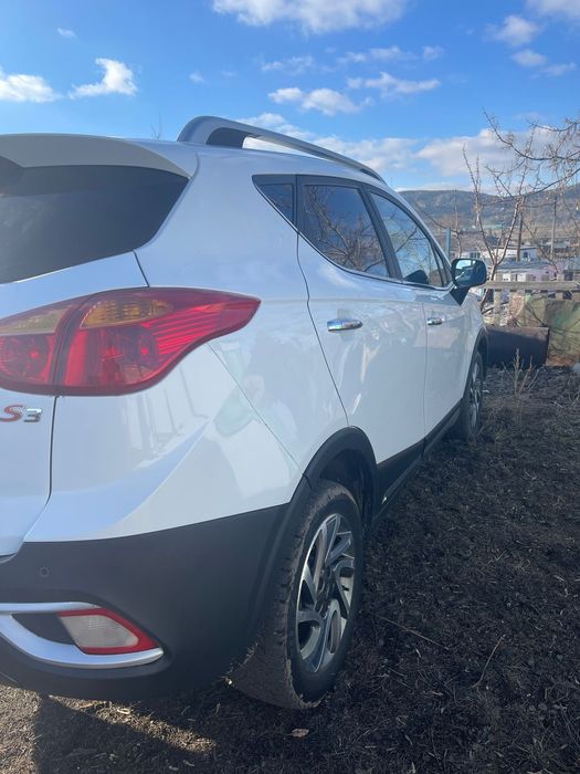 Продаю кроссовер, белого цвета Jac s3