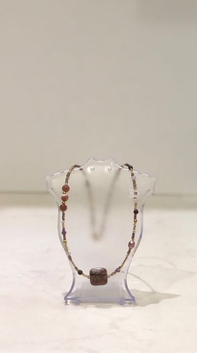 Колиета изработени с естествени камъчета, стъклени камъчета и мъниста