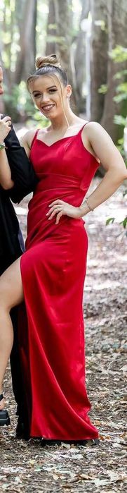 Червена рокла, носена веднъж