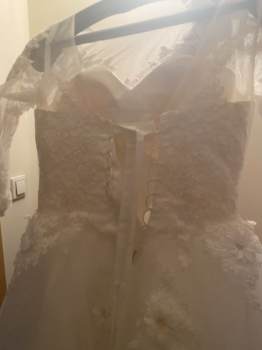Vand rochie de mireasa potrivita pentru marimea s/m