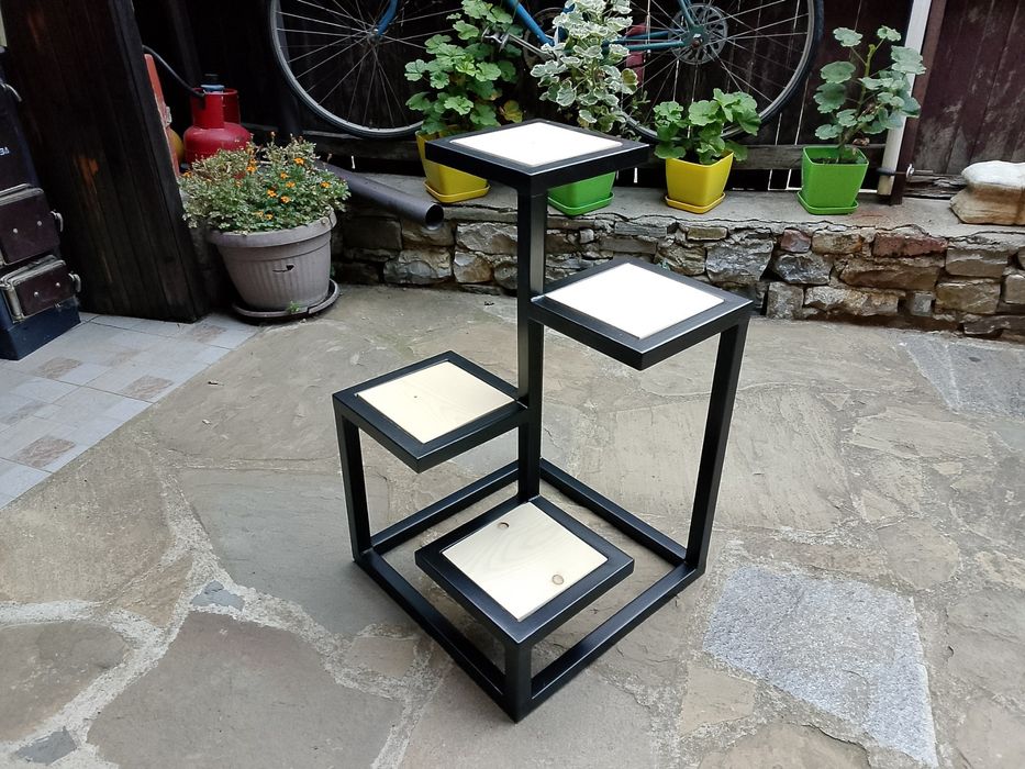 Цветарник метален, прахово боядисан.