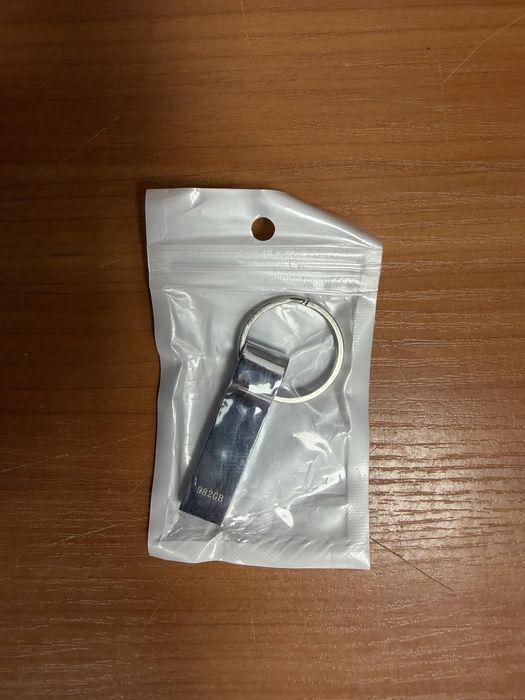 USB Флаш памет 982 GB – Компактна метална флашка с ключодържател