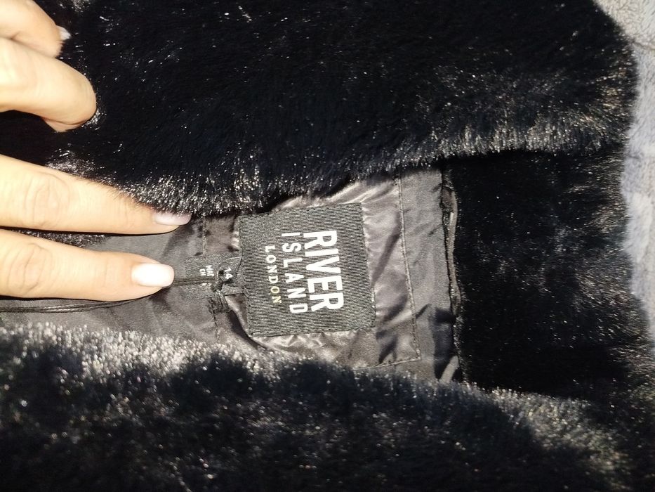 Куртка фирменная,тёплая ,очень красиво сидит