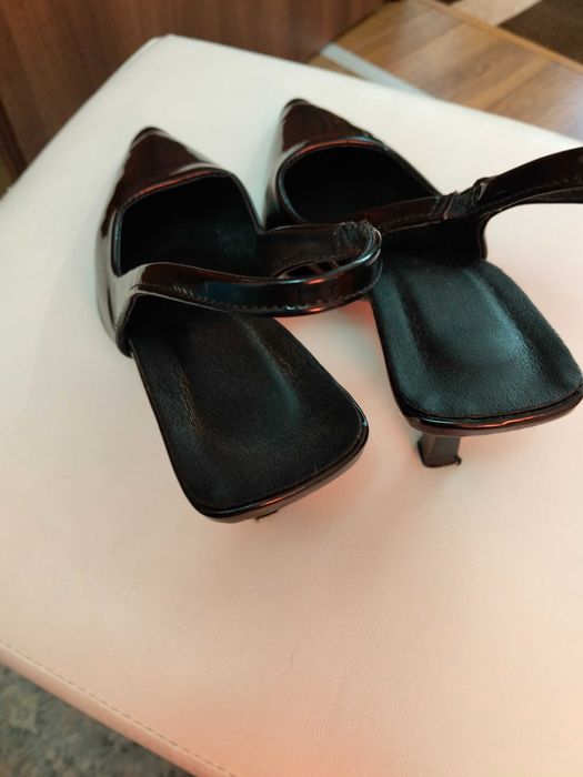 Vând pantofi stiletto negri