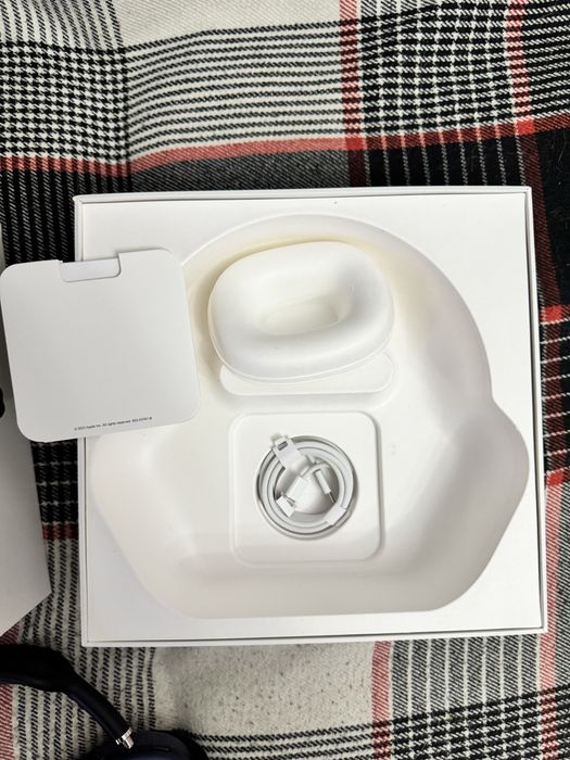 Продам наушники AirPods Max