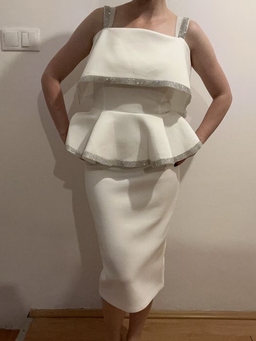 Rochie albă elegantă, cu croială feminină