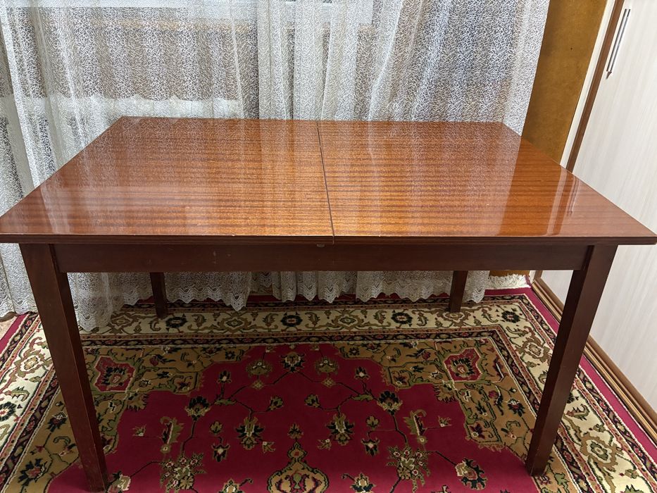 Продается стол в гостиную комнату