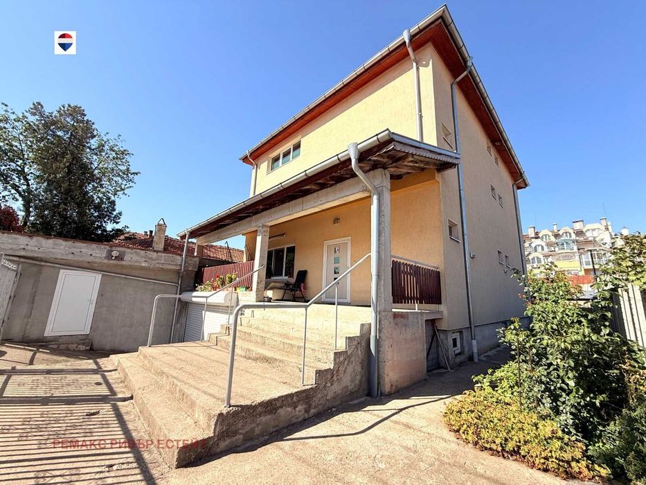 Градска къща на два етажа за продажба кв. Родина 3