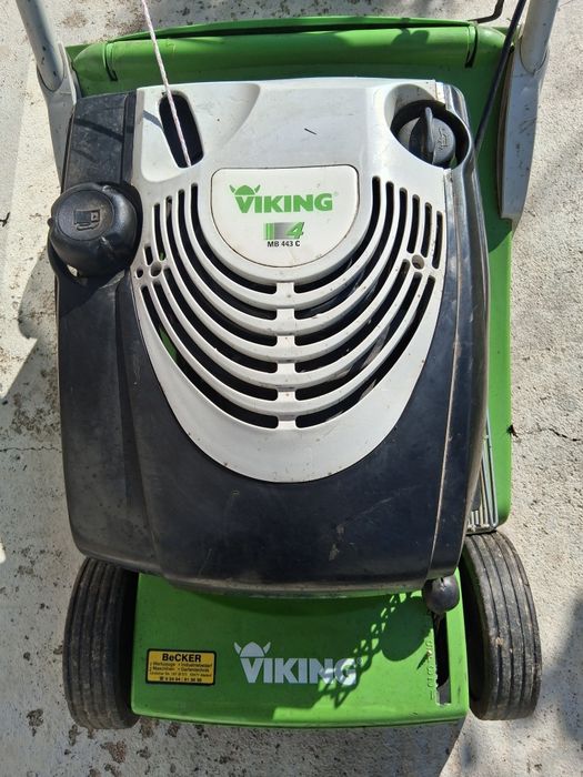 Vând 2 mașini de tuns iarba una pe benzină Viking și una manuală Alko.