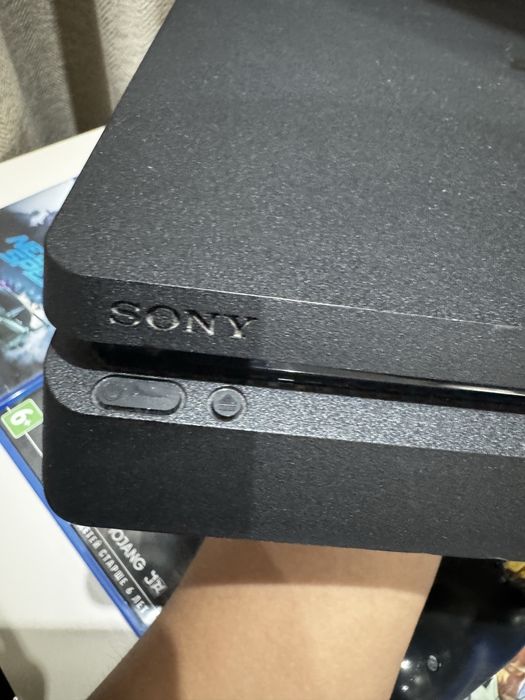 Плейстейшн 4 2 джостика.