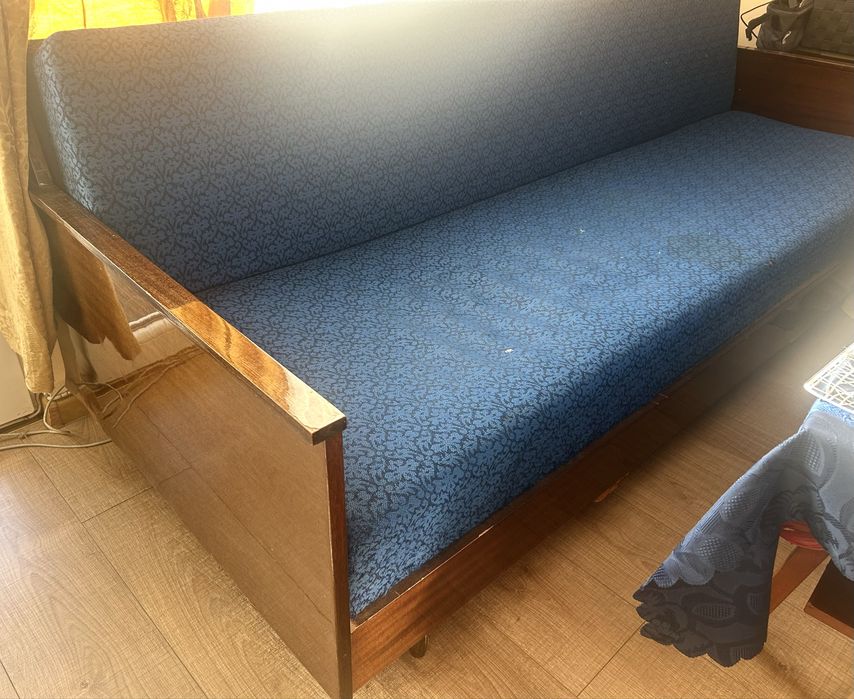 Стар диван и секция/бюфет в добро състояние