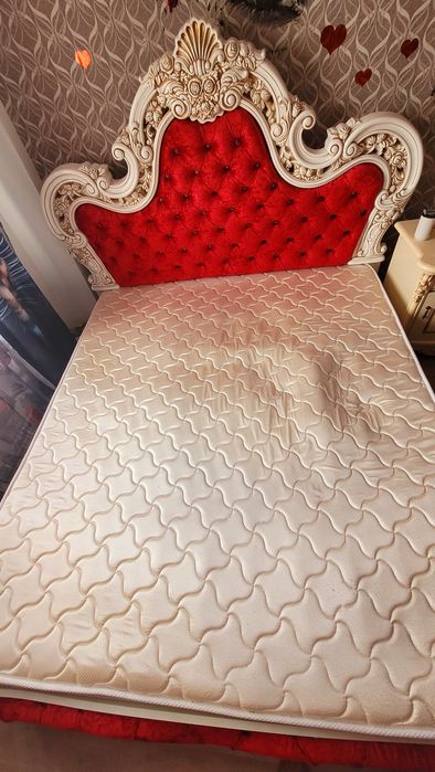 Кровать двуспальная с тумбочками