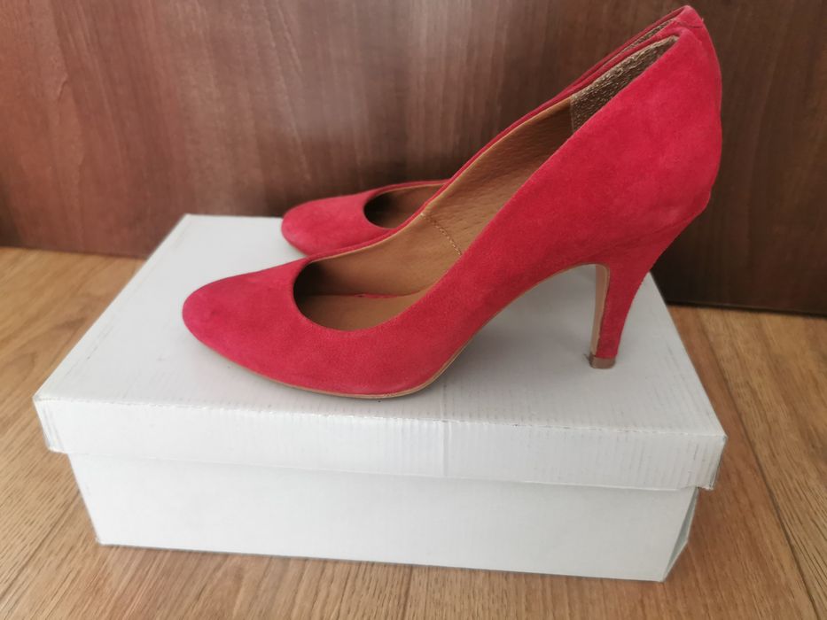 Червени обувки Dolcis с ток от естествен велур