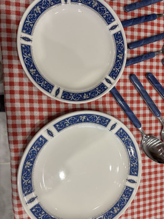 Комплект чинии английски порцелан и прибори за хранене