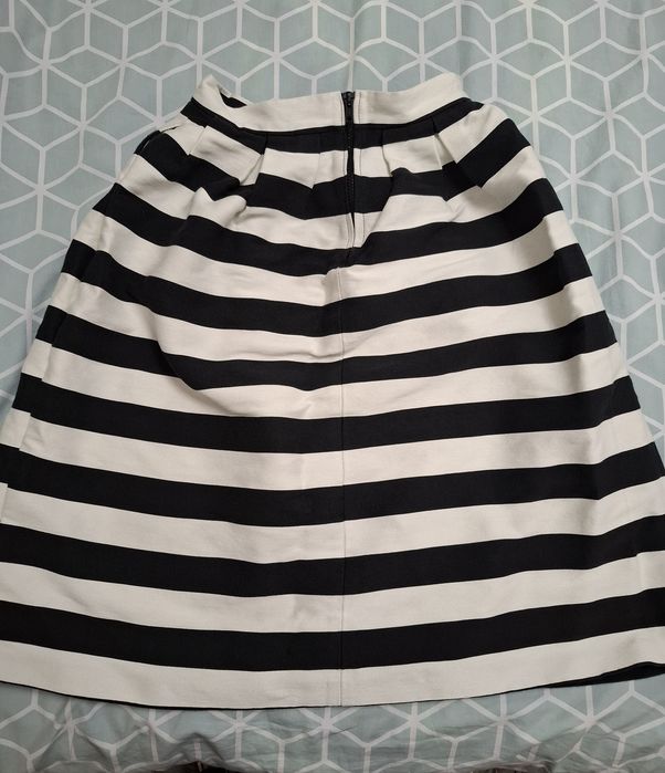 Елегантна пола под коляното