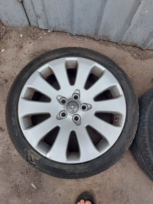 Оригинални гуми 19 цола за опел инсигния  заедно с гуми