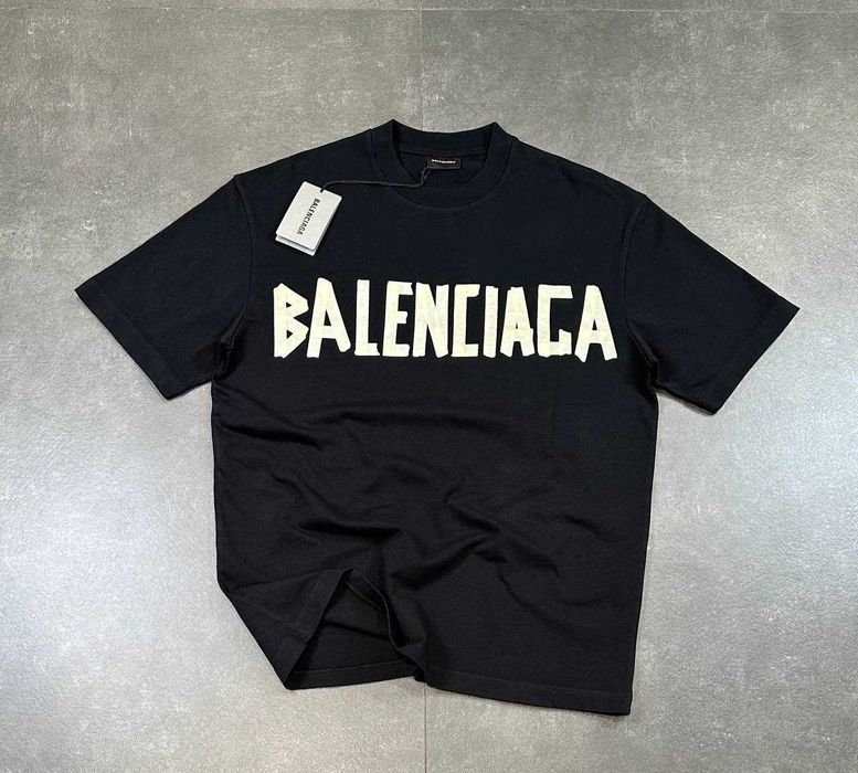 Нови мъжки тениски BALENCIAGA нови с етикети в черен и бял цвят.