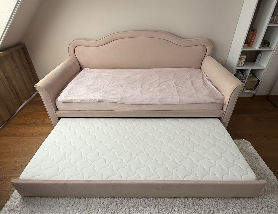 Елегантно двойно легло с изтеглящ се механизъм и кадифена дамаска