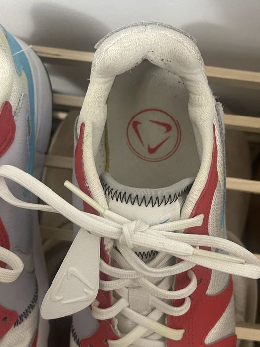 Adidași Nike albi cu model roșu și albastru