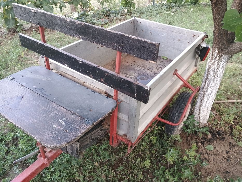 Remorca motocultor cu sezut de aluminiu, stare foarte buna