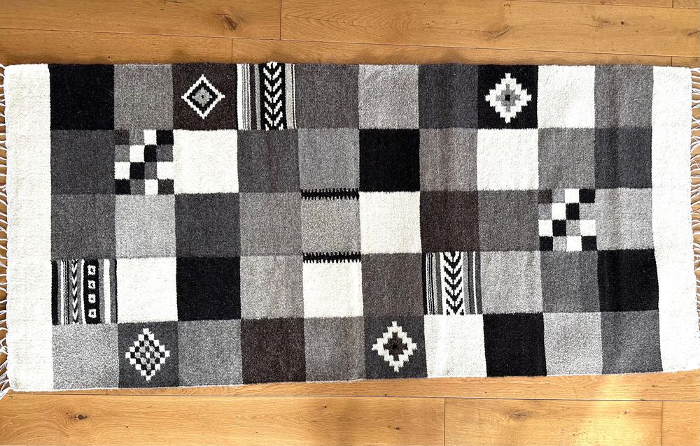 Covor tradițional țesut manual