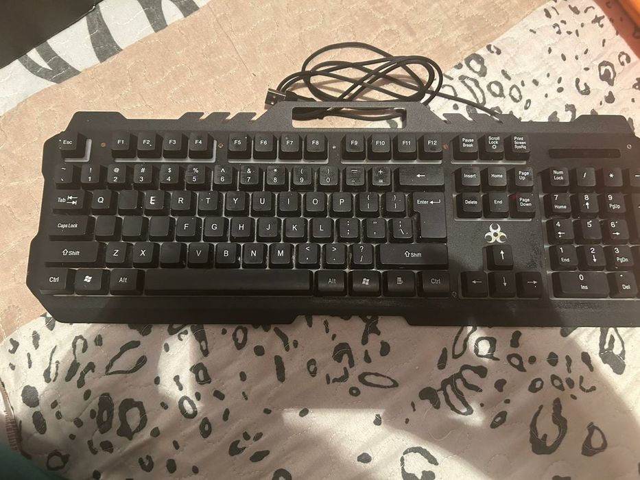 Vând tastatură..