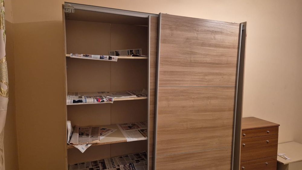 Шифоньер старый с передвежными дверцами