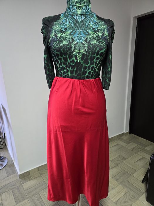 Top animal print cu umeri bufanti;