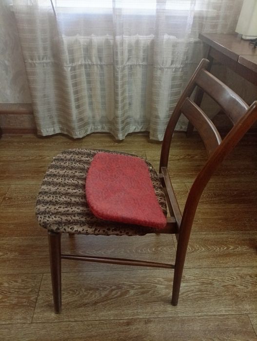 Продаю 6 румынских деревянных стульев.