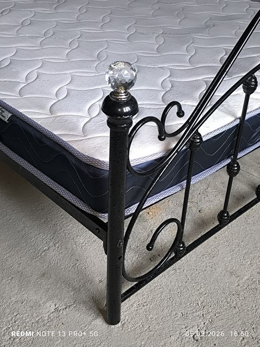 Срочный спальный кровать почти новый отличный с матрасом Сергели