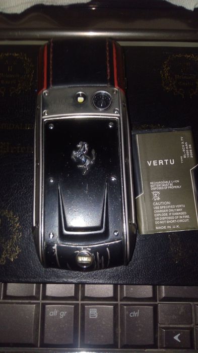 VERTU TI Ferrari 2 tel.functionale la pretul de 1300lei