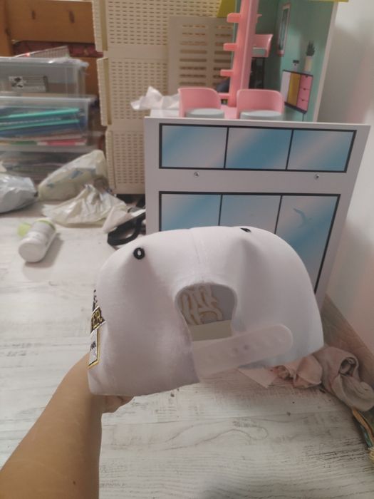 Sapca alba de bombardier