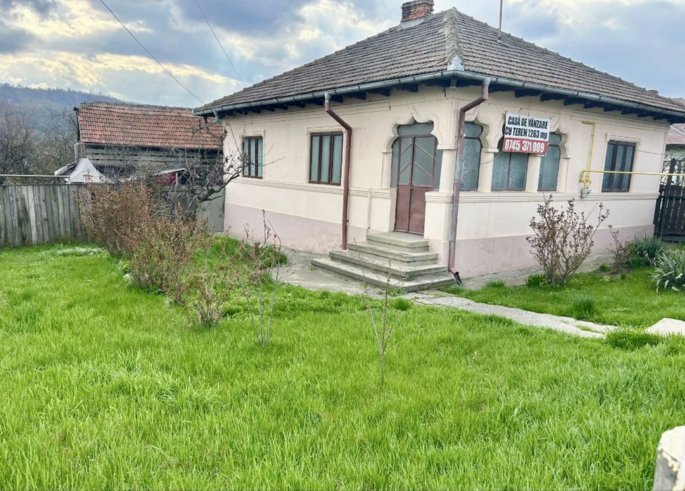 Casă din cărămidă cu teren intravilan 2.262 mp – Comănești