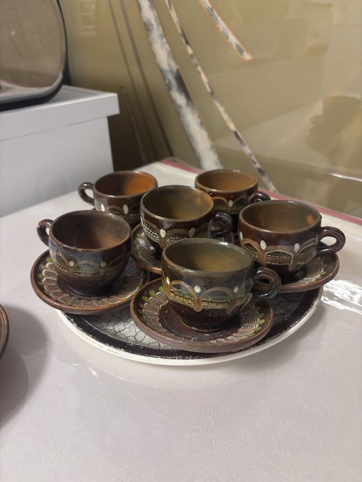 Set ceramica  6 cesti si 6 farfurii si inca una mai mare
