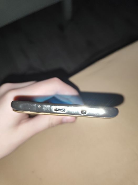 Samsung Galaxy J7 (2016) Gold, экран в идеале, треснута только защита