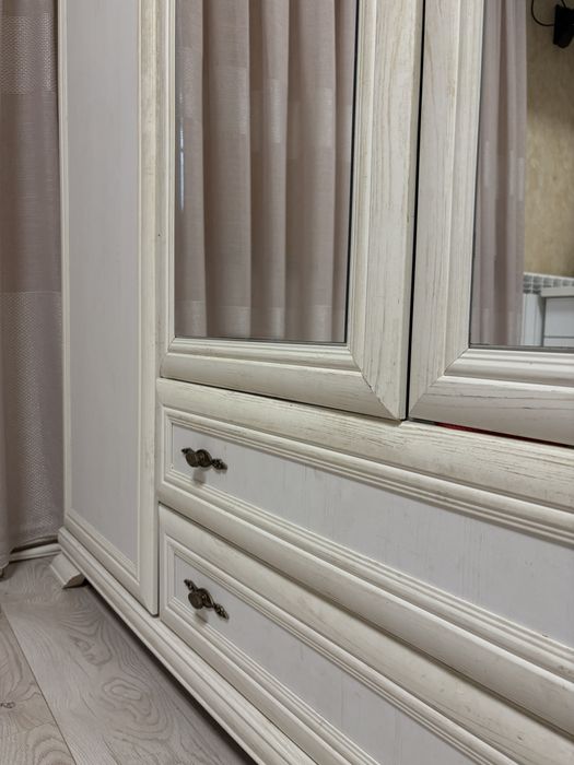 Dulap cu 4 usii si 2 sertare