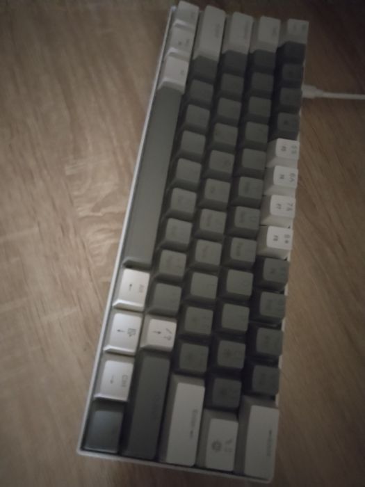 Геймърски компютър със монитор, и периферия. . .