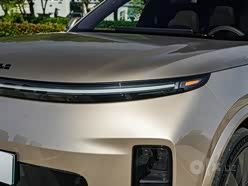 LI L9 livis 2026 — gold titanium