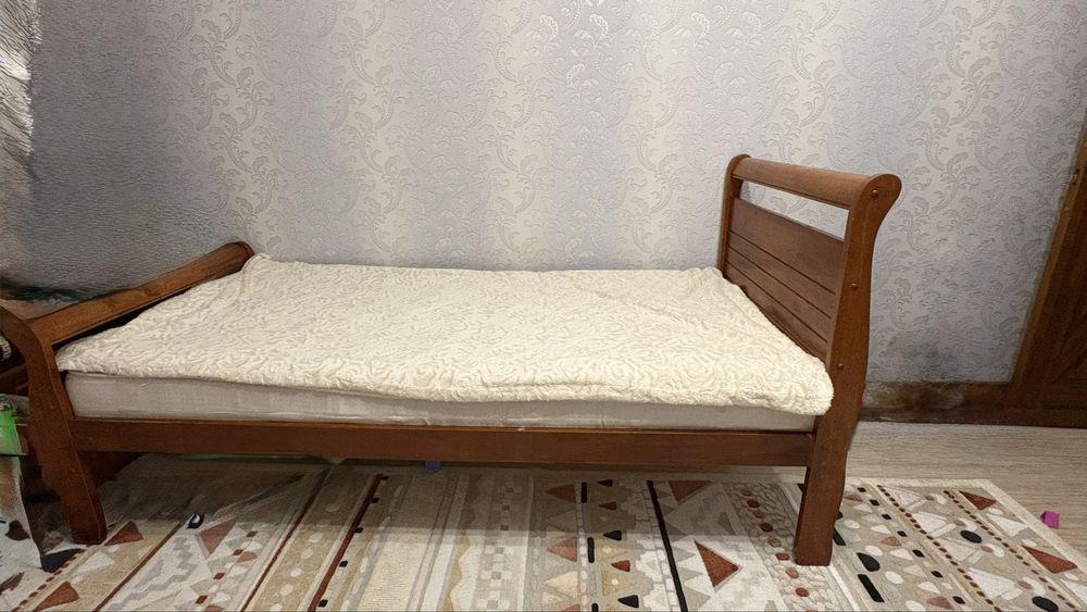 Кровать деревянная