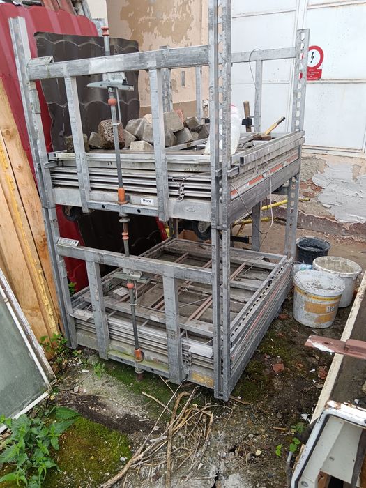 vind soba veche emailata și containere metal